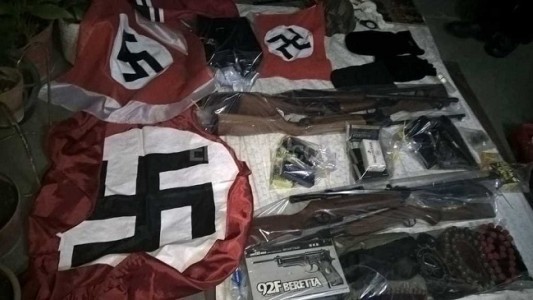 Tras la denuncia de su ex, le encontraron un arsenal y objetos nazis