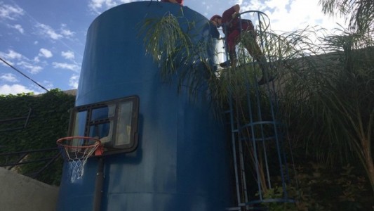 Al huir de la Policía, pisó a su cómplice en un tanque y lo ahogó