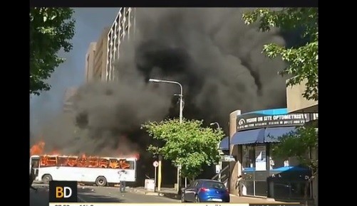 Video: estudiantes quemaron un micro en Sudáfrica