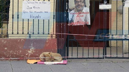 El perro del cura Viroche lo sigue esperando en la puerta de la iglesia