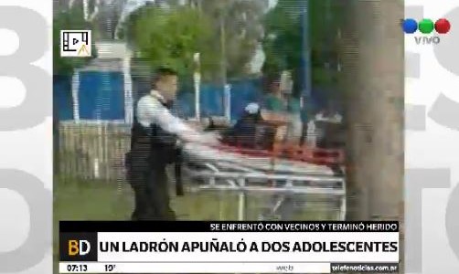 Un hombre apuñaló a dos chicas y los vecinos le clavaron el cuchillo en la cabeza