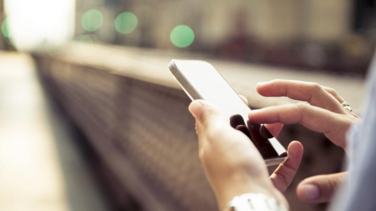 Condenan a una mujer por llamar 2.300 veces al novio de su hija para mantener relaciones