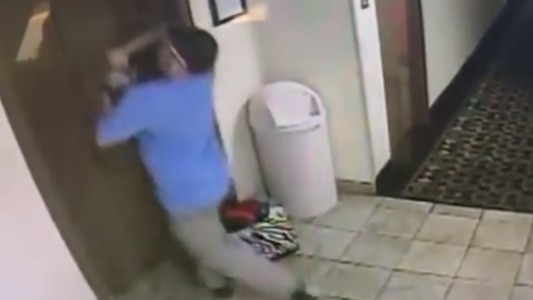 Video: salvó a un perro de morir cortado por la puerta de un ascensor