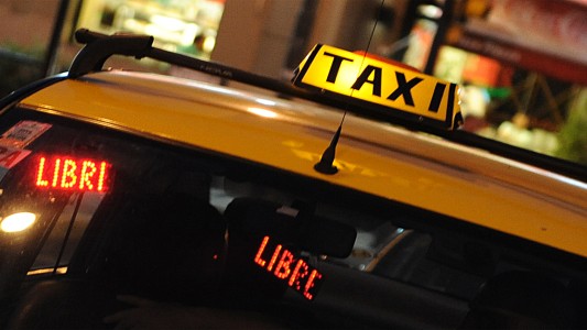 Taxistas rosarinos pagarían sus multas por infracciones menores con viajes comunitarios