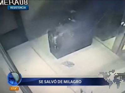 Entró a un edificio, se cayó un vidrio del techo y se salvó de milagro