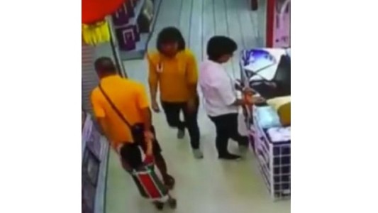 Trágico accidente: caminaba en el supermercado, se cayó encima del hijo y el nene murió