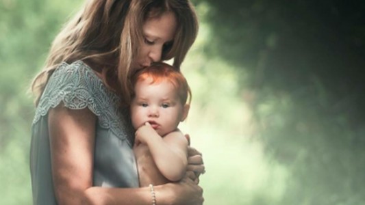 La fotógrafa que retrata el mágico vínculo entre madres e hijos