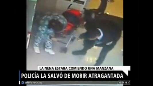Video: policía salvó a una beba que se asfixiaba