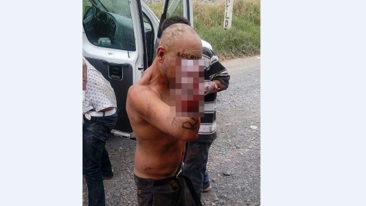 Cortan las manos a siete presuntos ladrones en México y muere uno de ellos