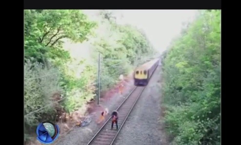 Impactante video un hombre rescatado a segundos de ser atropellado por un tren