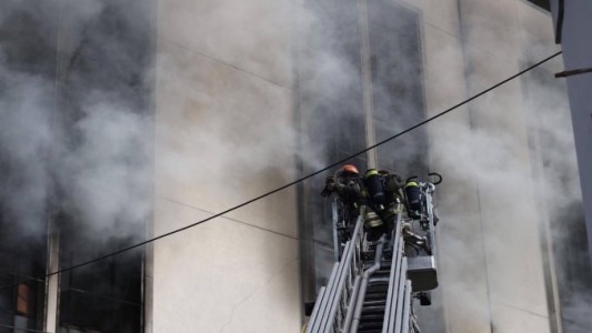Por un incendio se derrumbaron seis pisos de una fábrica de zapatillas