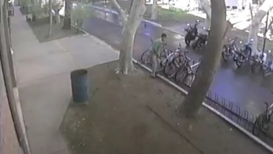 Le robaron la bici en la Facultad, encontró el video y escrachó al ladrón