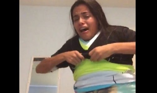 Video: intentó cumplir el desafío de ponerse 100 camisetas y casi muere ahogada