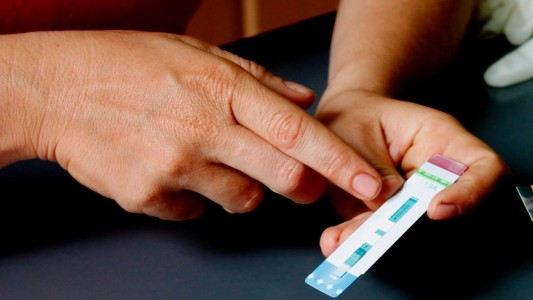 Polémica: venden test rápido de VIH en máquinas expendedoras de una universidad china