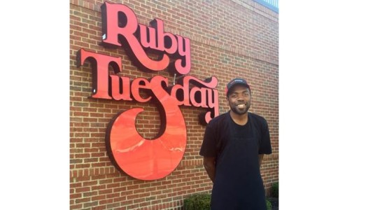 La historia del cocinero que camina 10 horas por día para ir a trabajar