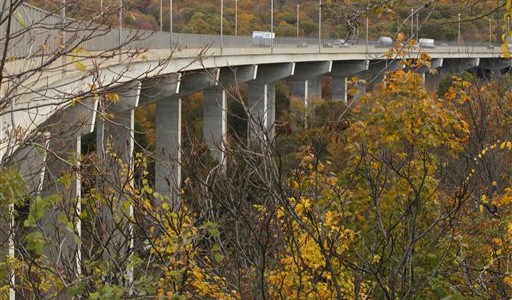 Intentó quitarse la vida tirándose de un puente con sus dos hijos y los menores se salvaron