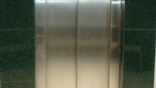 Balvanera: un muerto al caer un ascensor en un edificio