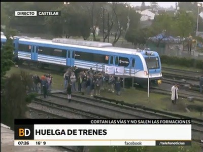 La empresa quiso sacar un tren pero se lo impidieron cortando las vías