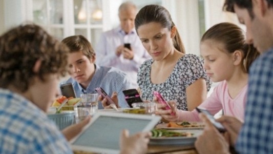 Cena sin pantallas: campaña para dejar los dispositivos al momento de comer