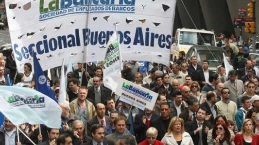 Bancarios paran este viernes en reclamo de reapertura de paritarias