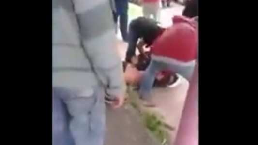 Vecinos ataron a una reja a un ladrón que asaltó y golpeó a una maestra frente a una escuela