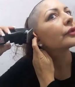 Video: mujer se pela para alentar a sus amigas con cáncer