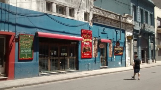 Esta muy grave una chica que recibió un botellazo en la puerta de un centro cultural en Rosario