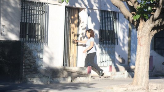 El desgarrador pedido de una nena a la policía: "No se vayan porque va a matar a mi mamá"