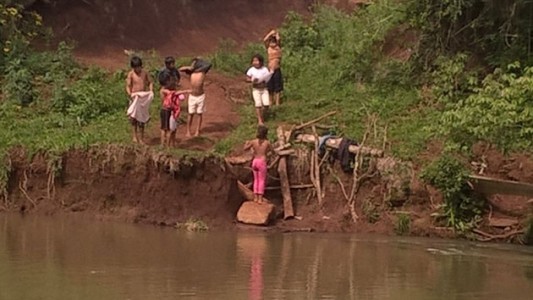 Misiones: la historia de los nenes que cruzan a nado un arroyo para llegar a la escuela