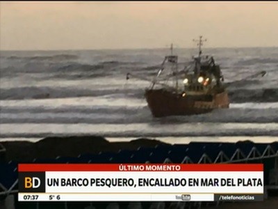 Un barco pesquero encalló en Playa Grande de Mar del Plata