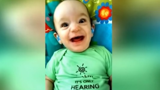 Video: el momento en que un bebé sordo oye a su mamá por primera vez