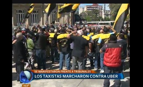 Taxistas se movilizan para apoyar la apelación del fallo que favoreció a Uber