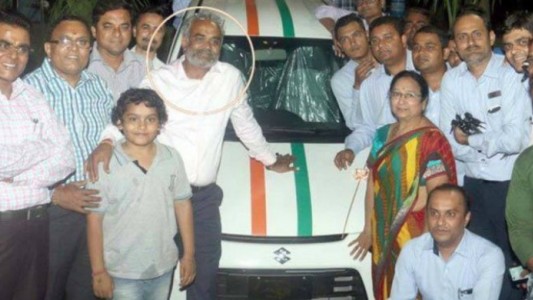 India: un empresario le regaló 1260 autos y 400 departamentos a sus empleados