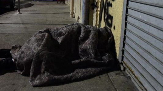 Ordenan darle vivienda a un hombre en situación de calle porque su familia no puede ayudarlo