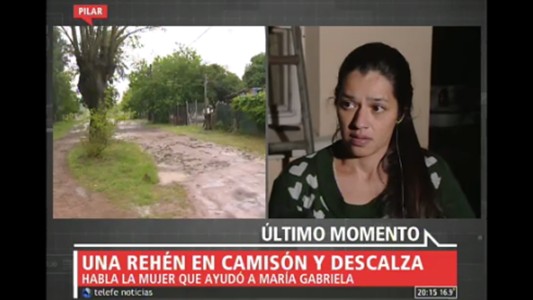 Una rehén en camisón y descalza
