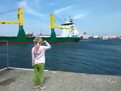 #EsViral La nena que le pide al barco que toque la sirena, pero no estaba preparada