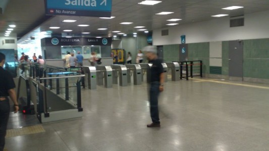 Robaron a pasajeros del subte y se tirotearon con un policía