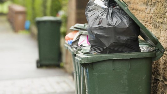 Condenaron a prisión a maestra que metió a un alumno en un tacho de basura