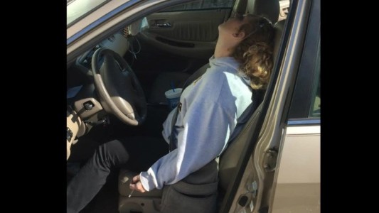 Hallaron a una mujer desmayada con sobredosis en el auto con su hijo de diez meses