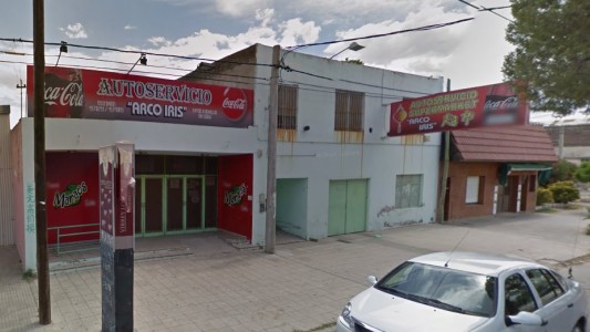 Robaron en un supermercado chino, le pegaron un botellazo en la cabeza al dueño y los detuvieron los vecinos