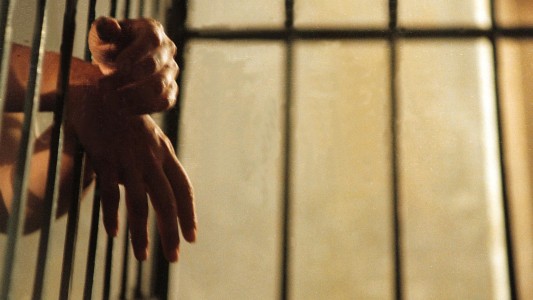 Prisión perpetura para un hombre por estrangular a su madre y denunciar un robo