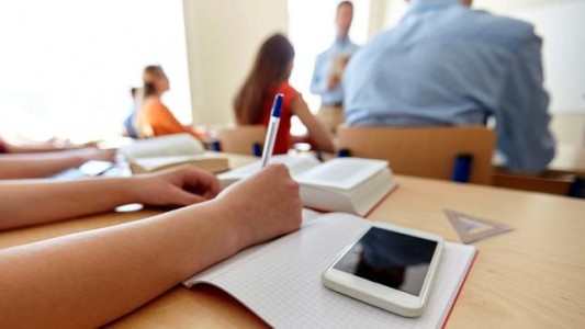 Oficializan la autorización para el uso de celulares y tablets en las aulas bonaerenses