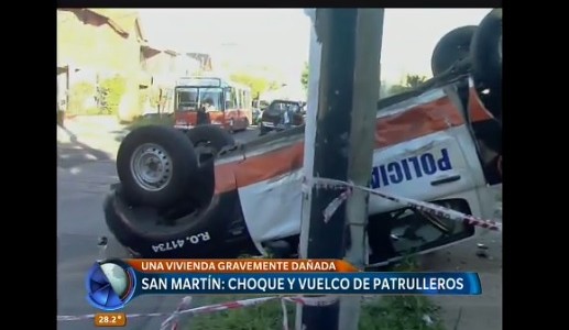 Chocaron dos patrulleros y uno volcó: tres policías heridos