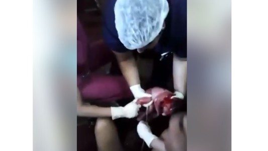 Video: una mujer dio a luz en el suelo de la guardia del hospital Santojanni