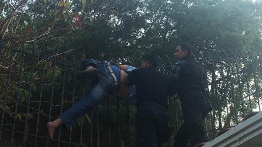 Ladrón quedó incrustado en una reja y simuló un intento de suicidio