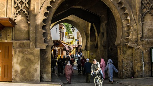 Marroquí tira más de 20 mil dólares por la calle y termina internado en un psiquiátrico