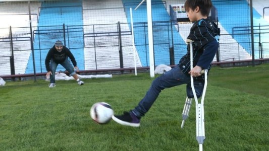 Un vecino denunció al nene de Racing con muletas por jugar al fútbol y andar en bici en la vereda