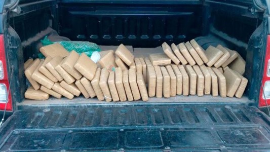 Encuentran más de 100 kilos de marihuana en un campo en Tucumán que habrían tirado desde una avioneta