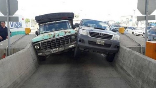 Insólito choque en un peaje de la Panamericana