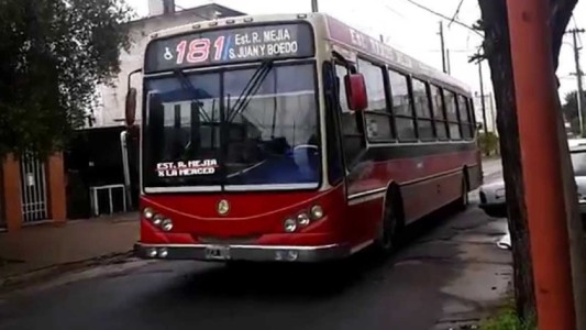 Agresión a un chofer de colectivo: defendió a una mujer y lo atacaron con un machete